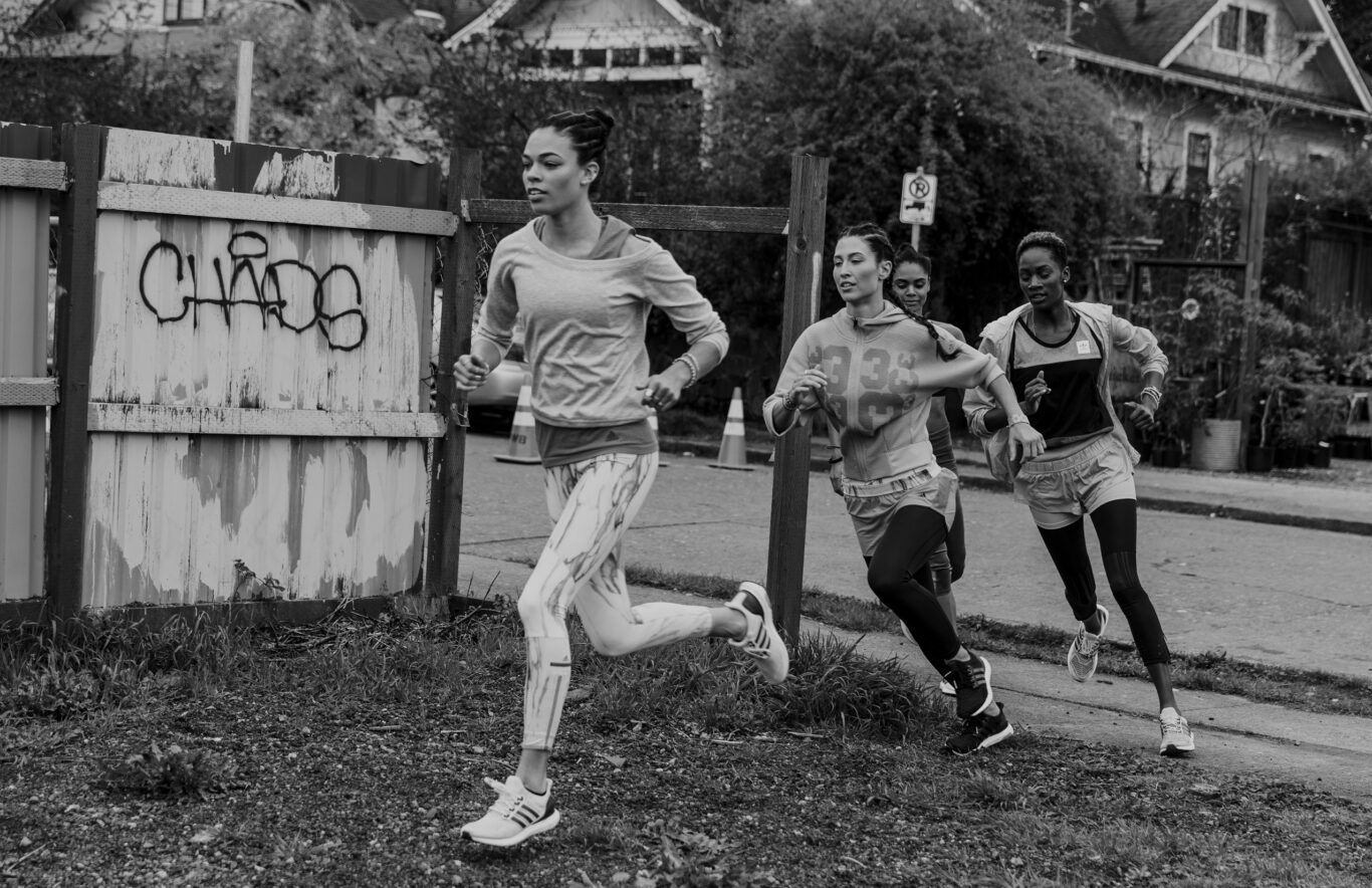 Girls on a run by Photographer Rafael Astorga